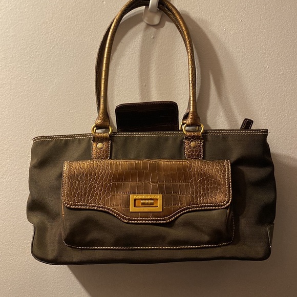 Tommy Hilfiger Handbag in a Good Condition - Picture 2 of 14